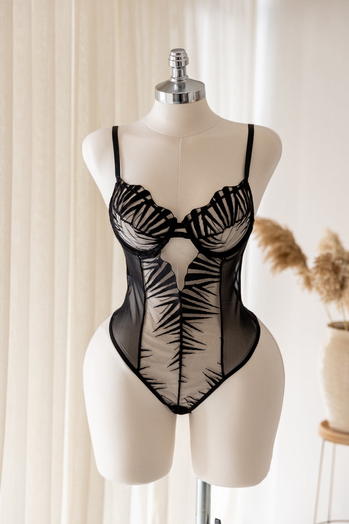 Nyx Siyah Transparan Bodysuit