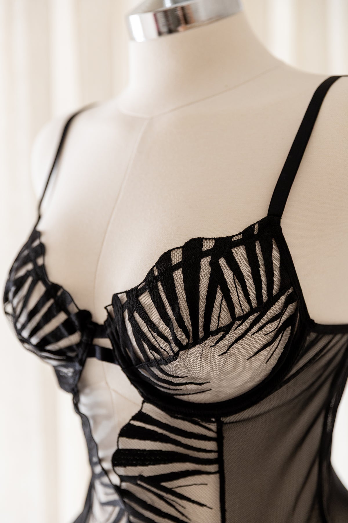 Nyx Siyah Transparan Bodysuit