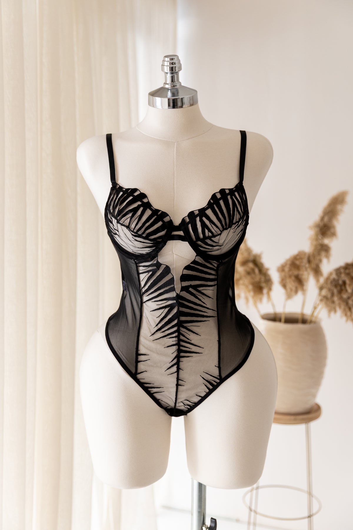 Nyx Siyah Transparan Bodysuit