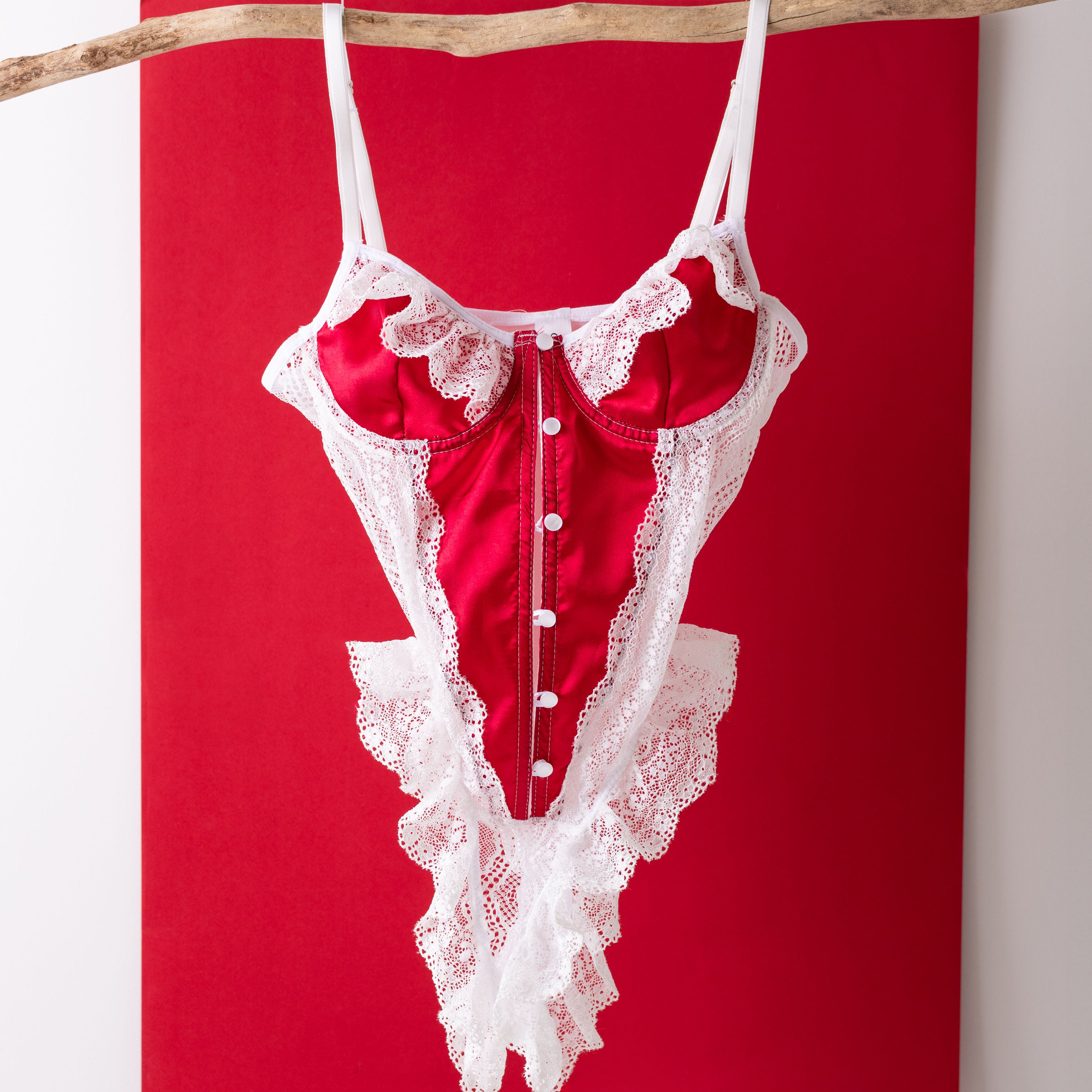 Lilith Beyaz Dantelli Kırmızı Bodysuit