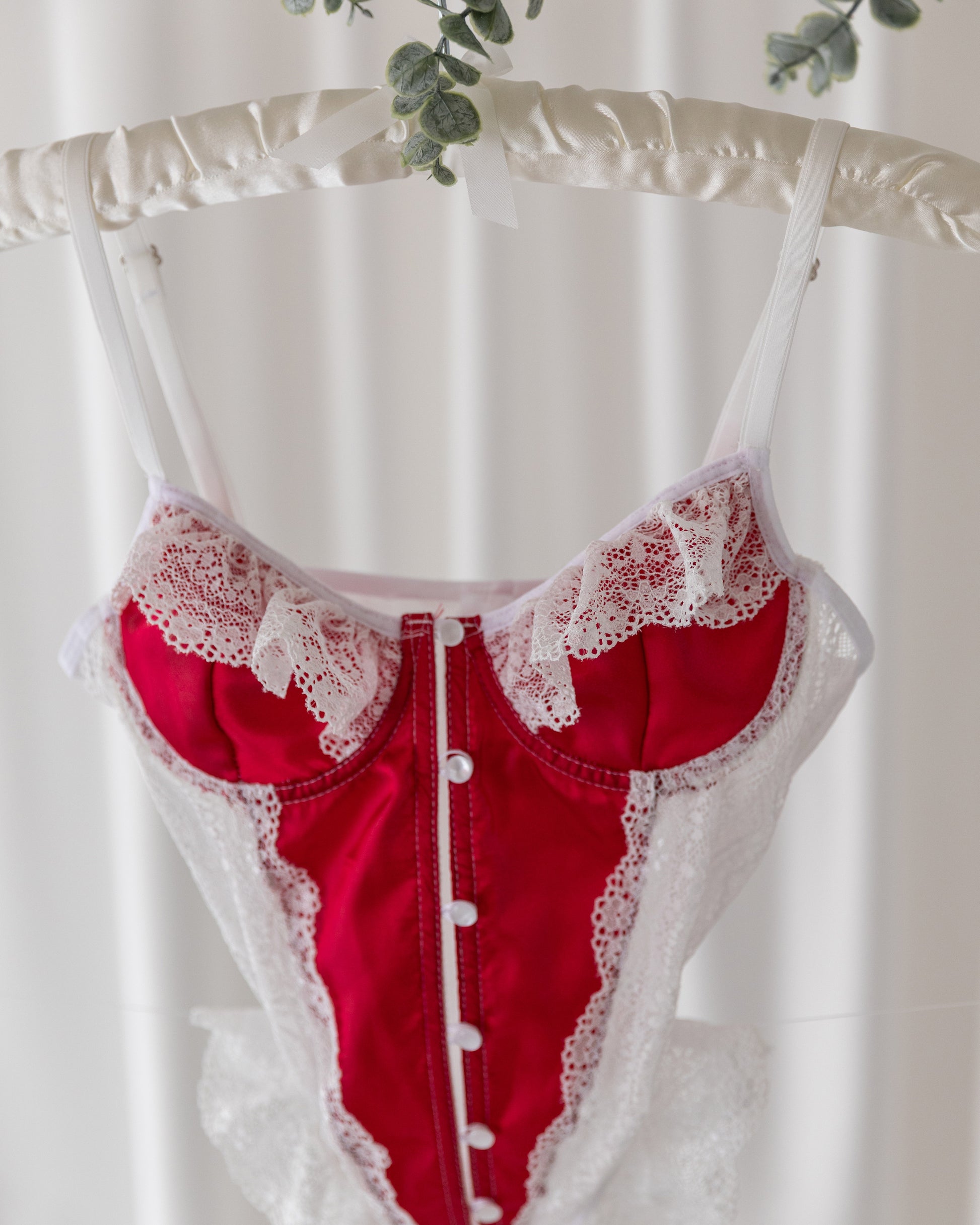 Lilith Beyaz Dantelli Kırmızı Bodysuit